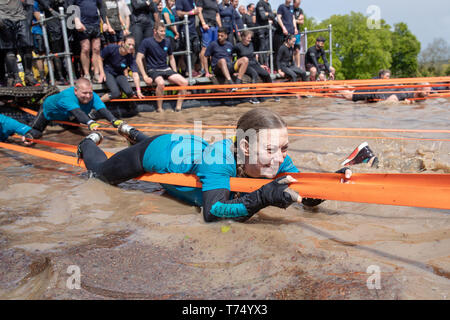 Henley-on-Thames, Royaume-Uni. Samedi 4 mai 2019. Les concurrents s'attaquer aux difficiles 2019 Mudder - London West à Culden , succession de FAO © Jason Richardson / Alamy Live News Banque D'Images