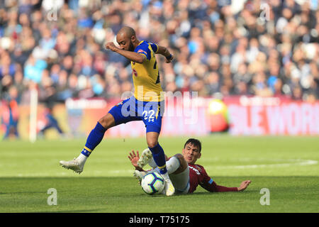 Londres, Royaume-Uni. 04 mai, 2019. Nathan Redmond de Southampton et Fabian Balbuena de West Ham United au cours de la Premier League match entre West Ham United et de Southampton au stade de Londres, Stratford, Londres le samedi 4 mai 2019. (Crédit : Leila Coker | MI News) usage éditorial uniquement, licence requise pour un usage commercial. Aucune utilisation de pari, de jeux ou d'un seul club/ligue/dvd publications. Photographie peut uniquement être utilisé pour les journaux et/ou à des fins d'édition de magazines. Crédit : MI News & Sport /Alamy Live News Banque D'Images