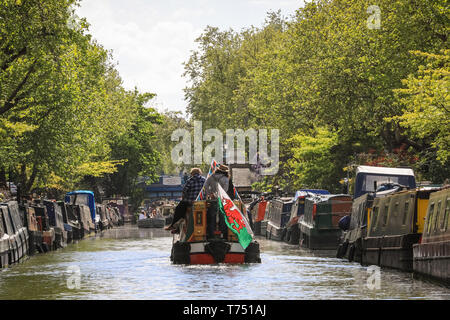 Londres, Royaume-Uni. 4 mai, 2019. Décorées narrowboats prendre part à l'IWA Canalway Cavalcade cérémonie d'ouverture du Festival du spectacle historique et le long de l'canalways et dans le bassin, comme les sympathiques propriétaires tous les participants et spectateurs de l'onde. Les fêtes populaires sont organisées par l'Association des voies navigables intérieures et s'exécutera 4-6th mai et comprendra plus de 100 bateaux cette année avec canal boat pageants, un voile parade, musique, spectacles et sports nautiques le long de la piscine et Grand Union Canal dans la petite Venise.Petite Venise, Londres, Royaume-Uni, le 4 mai 2019. Credit : Imageplotter/Alamy Live News Banque D'Images