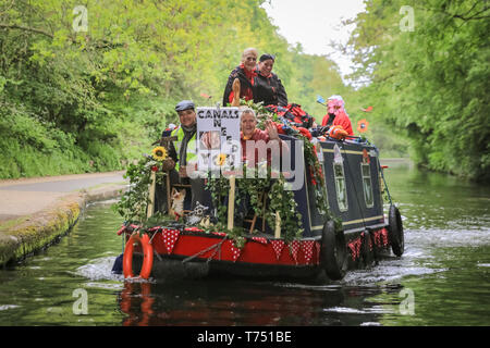 Londres, Royaume-Uni. 4 mai, 2019. Le thème de cette année est "volontaires" et ce bateau est décorée dans l'esprit de l'IWA bénévoles. Décorées narrowboats prendre part à l'IWA Canalway Cavalcade cérémonie d'ouverture du Festival du spectacle historique et le long de l'canalways et dans le bassin, comme les sympathiques propriétaires tous les participants et spectateurs de l'onde. Credit : Imageplotter/Alamy Live News Banque D'Images