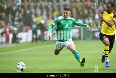 Brême, Allemagne. 04 mai, 2019. Soccer : Bundesliga, le Werder Brême - Borussia Dortmund, 32e journée à Weserstadion. Rashica Werders Milot (l) obtient le ballon avant de Dortmund Abdou Diallo. Credit : Carmen Jaspersen/DPA - NOTE IMPORTANTE : en conformité avec les exigences de la DFL Deutsche Fußball Liga ou la DFB Deutscher Fußball-Bund, il est interdit d'utiliser ou avoir utilisé des photographies prises dans le stade et/ou la correspondance dans la séquence sous forme d'images et/ou vidéo-comme des séquences de photos./dpa/Alamy Live News Banque D'Images