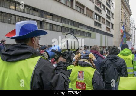 Paris, France. 04 mai, 2019.Les jilet jaunes marche à travers les rues de Paris réclamant contre le président Macron politiques (droit de Crédit : © Maximiliano RamosZUMA Wire) Credit : ZUMA Press, Inc./Alamy Live News Banque D'Images