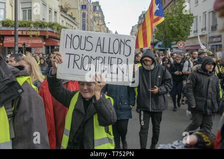 Paris, France. 04 mai, 2019.Les jilet jaunes marche à travers les rues de Paris réclamant contre le président Macron politiques (droit de Crédit : © Maximiliano RamosZUMA Wire) Credit : ZUMA Press, Inc./Alamy Live News Banque D'Images