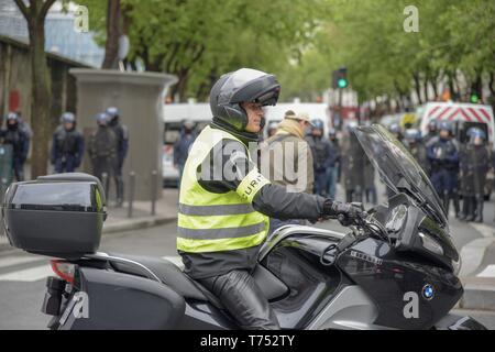 Paris, France. 04 mai, 2019.Les jilet jaunes marche à travers les rues de Paris pour réclamer des politiques président Macron (crédit Image : © Maximiliano RamosZUMA Wire) Credit : ZUMA Press, Inc./Alamy Live News Banque D'Images