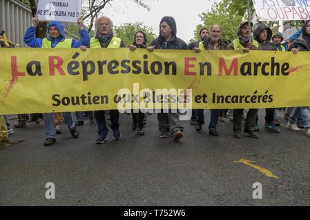 Paris, France. 04 mai, 2019.Les jilet jaunes marche à travers les rues de Paris réclamant contre le président Macron politiques (droit de Crédit : © Maximiliano RamosZUMA Wire) Credit : ZUMA Press, Inc./Alamy Live News Banque D'Images