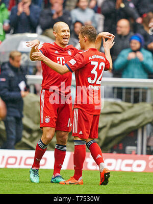 Munich, Allemagne. 04 mai, 2019. Arjen Robben, FCB 10 Joshua KIMMICH, FCB 32 après le match FC BAYERN MUNICH - Hanovre 96 3-1 - DFL RÈGLEMENT INTERDIT TOUTE UTILISATION DES PHOTOGRAPHIES comme des séquences d'images et/ou quasi-vidéo - 1.ligue de soccer allemand, Munich, le 04 mai 2019, journée 32 saison 2018/2019, FCB, Hanovre, Crédit : Peter Schatz/Alamy Live News Banque D'Images