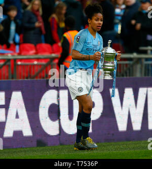 Londres, Royaume-Uni. 04 mai, 2019. Londres, ROYAUME UNI UINTED. 04 mai, 2019 Demi Stokes de Manchester City avec WFC Trophy au cours de la SSE Women's finale de la FA Cup match entre Manchester City et des femmes West Ham United au stade de Wembley, Londres, le 04 mai 2019 : Crédit photo Action Sport/Alamy Live News Banque D'Images