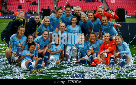 Londres, Royaume-Uni. 04 mai, 2019. Londres, ROYAUME UNI UINTED. 04 mai, 2019 joueurs avec Manchester City Trophy au cours de la SSE Women's finale de la FA Cup match entre Manchester City et des femmes West Ham United au stade de Wembley, Londres, le 04 mai 2019 : Crédit photo Action Sport/Alamy Live News Banque D'Images