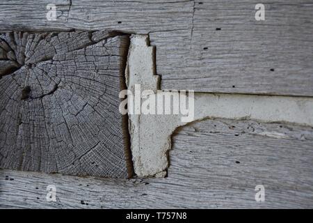 Old Grey Log Cabin avec Boucher Banque D'Images