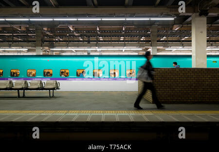 Les voyageurs à bord du Shinkansen E5 Hayabusa à Yamagata, Japon. Banque D'Images