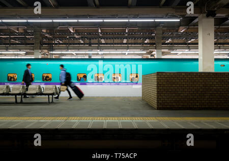 Les voyageurs à bord du Shinkansen E5 Hayabusa à Yamagata, Japon. Banque D'Images