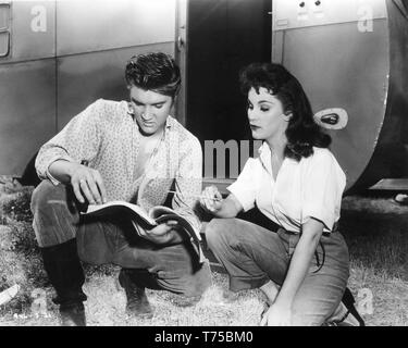 Paget Debra Elvis Presley LOVE ME TENDER 1956 réalisateur Robert D. Webb sur le plateau de tournage candide script lecture Twentieth Century Fox Banque D'Images