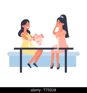 Femme enceinte montre ami des vêtements pour nouveau-nés. Femme assise au café ou des tables de restaurant. L'amitié et la grossesse concept. L'appui de sa fille heureux Banque D'Images