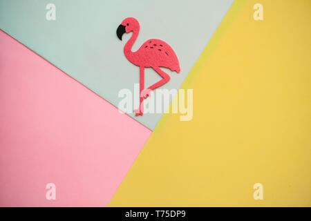 Flamant rose sur un fond coloré dans un style minimaliste. Banque D'Images