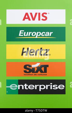 Lyon, France - le 21 mars 2018 : le mur et le panneau avec les principales sociétés de location de voitures dans le monde Banque D'Images