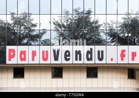 Lyon, France - 25 octobre 2018 : ParuVendu logo sur un mur. ParuVendu est un journal gratuit d'annonces de particuliers et professionnels Banque D'Images