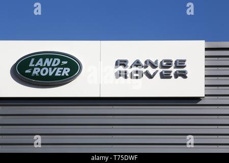 Nimes, France - 1 juillet 2018 : Land Rover logo sur un mur. Land Rover est une marque automobile qui se spécialise dans les véhicules à quatre roues motrices Banque D'Images