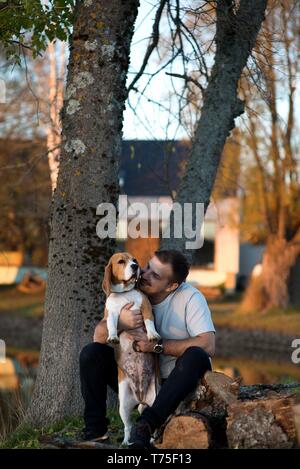 Homme avec chien beagle favorit animal beau portrait Banque D'Images
