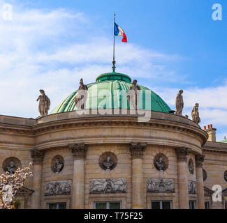 Les détails architecturaux d'un bâtiment historique avec une façade drapeau français sur le toit. Paris, France. Avril 2019 Banque D'Images