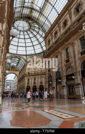 Vue de l'intérieur de la galerie Vittorio Emanuele II. Région Lombardie, Italie, Europe Banque D'Images