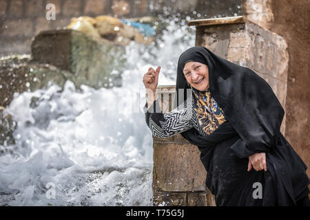 Kashan, Iran, 25 avril 2019 : vieille dame iranienne dans une chute Banque D'Images