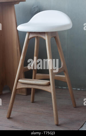 Chaises élégantes avec arrière-plan de béton vide, stock photo Banque D'Images