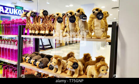 Saigon/Vietnam : beau brun mignon girafes lions renards hérissons bébés animaux sur étagère pour les enfants cadeau d'anniversaire parfait Banque D'Images