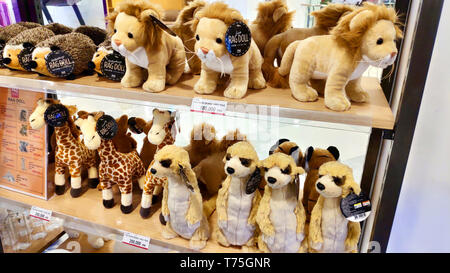 Saigon/Vietnam : beau brun mignon girafes lions renards hérissons bébés animaux sur étagère pour les enfants cadeau d'anniversaire parfait Banque D'Images