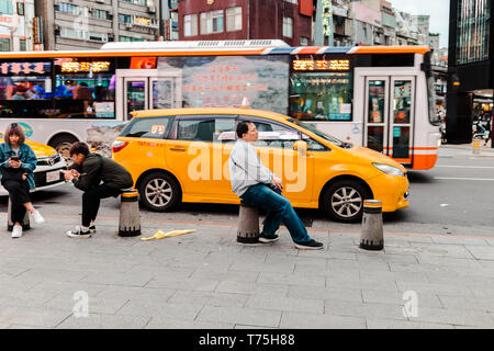Taipei, Taïwan : Commuter et touristique en attente de taxi en face de Ximending, le quartier commerçant le plus prisé à Taipei Banque D'Images