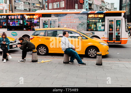 Taipei, Taïwan : Commuter et touristique en attente de taxi en face de Ximending, le quartier commerçant le plus prisé à Taipei Banque D'Images