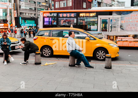 Taipei, Taïwan : Commuter et touristique en attente de taxi en face de Ximending, le quartier commerçant le plus prisé à Taipei Banque D'Images
