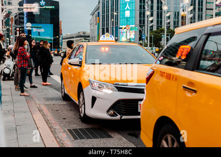 Taipei, Taïwan : Commuter et touristique en attente de taxi en face de Ximending, le quartier commerçant le plus prisé à Taipei Banque D'Images