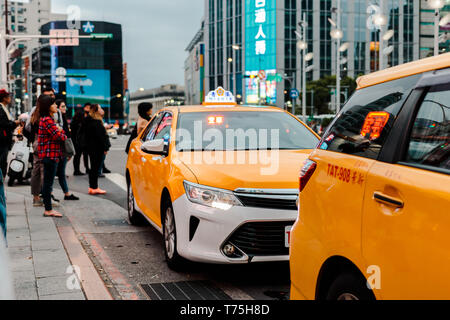 Taipei, Taïwan : Commuter et touristique en attente de taxi en face de Ximending, le quartier commerçant le plus prisé à Taipei Banque D'Images