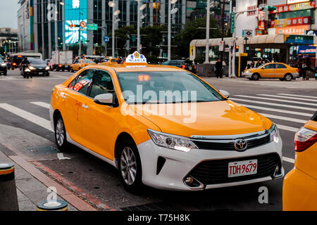 Taipei, Taïwan : Commuter et touristique en attente de taxi en face de Ximending, le quartier commerçant le plus prisé à Taipei Banque D'Images
