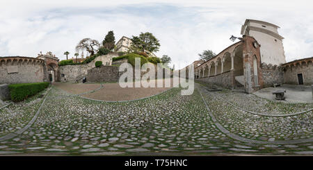 Vue panoramique à 360° de Udine, Frioul-Vénétie Julienne, Italie. La route qui monte sur la colline du château dans le centre d'Udine