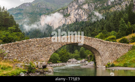 Bujaruelo pont ancien dans les Pyrénées, Espagne gamme Banque D'Images