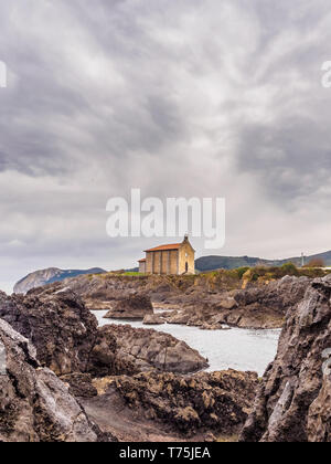 Petite église de Santa Catalina, sur la côte de Mundaca village de Gascogne durant une journée nuageuse, Espagne Banque D'Images