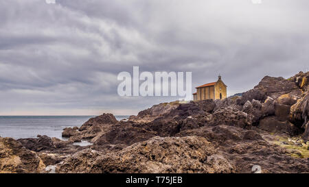 Petite église de Santa Catalina, sur la côte de Mundaca village de Gascogne durant une journée nuageuse, Espagne Banque D'Images