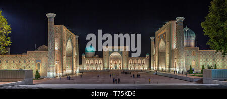 Vue panoramique de la place du Registan, la nuit, Samarkand, Ouzbékistan Banque D'Images