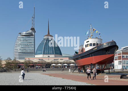 ATLANTIC Hotel Sail City, Mediterraneo et tugboat Stier au musée-port, Bremerhaven, Brême, Allemagne Banque D'Images