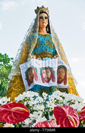 Leon, Iloilo, Philippines : vue sur une ancienne statue décorée de Mère Marie à un Vendredi saint procession autour de l'église Banque D'Images