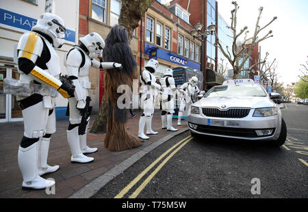 Veuillez NOTER QUE LES ÉDITEURS L'éclaireur de PLAQUE A ÉTÉ PIXELISÉES PAR L'AP PHOTO 24 À LA DEMANDE DU CONDUCTEUR. Les acteurs déguisés en Stormtroopers Copsplay posent pour une photo comme ils héler un taxi cab en dehors de la Comic Con de Portsmouth à Portsmouth Guildhall. Banque D'Images