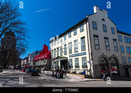 La ville de Québec, Canada - 2 mai 2019 - vue sur la rue typique du Vieux Québec sur un après-midi de printemps ensoleillé. Banque D'Images