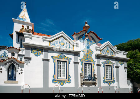 Cascais, Portugal - 3 mai 2019 : Façade de maison couverte en tuiles azulejo bleu style portugais à Cascais, Portugal Banque D'Images