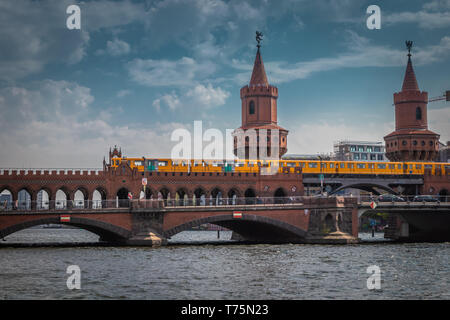 Oberbaum bridge sur une journée nuageuse, Berlin Banque D'Images