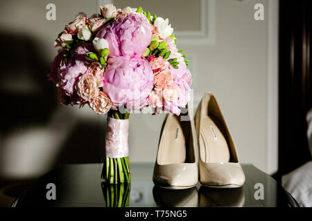 Bouquet de mariage à côté de la bride's shoes Banque D'Images