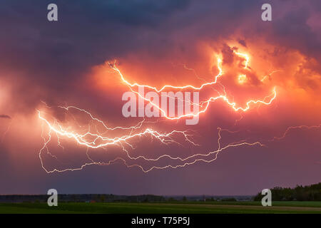 Close up de la foudre avec nuages spectaculaires de l'image composite . Nuit L'orage Banque D'Images