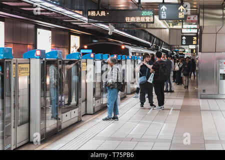 Taipei, Taiwan - le 13 avril 2019 : foule de commuter en attente d'un train de métro arriver pendant les heures de pointe Banque D'Images