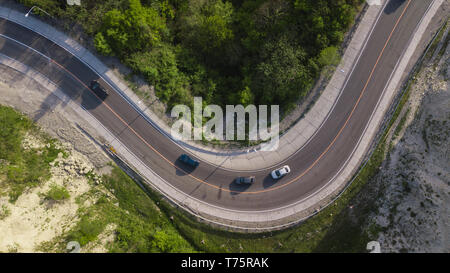 Directement au-dessus de vue : des voitures roulant sur route de montagne sinueuse zig zag Banque D'Images