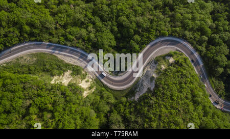 Directement au-dessus de vue : des voitures roulant sur route de montagne sinueuse zig zag Banque D'Images